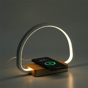 מנורת שולחן בשילוב משטח טעינה