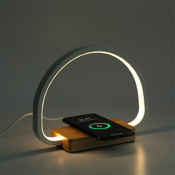 מנורת שולחן בשילוב משטח טעינה